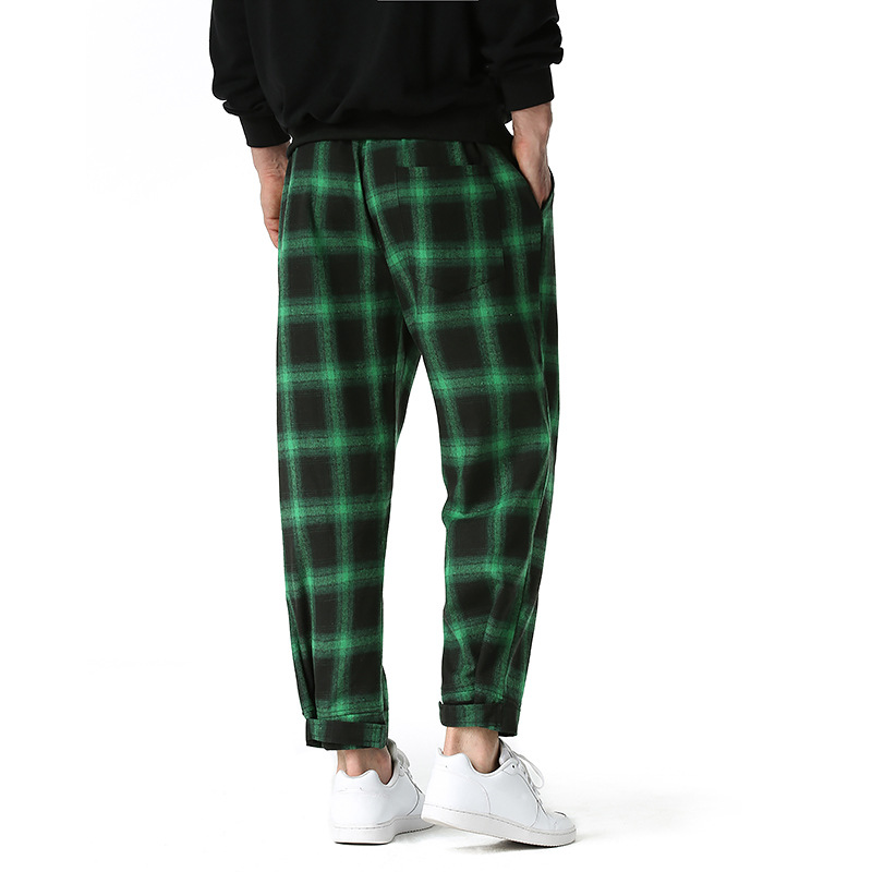 Pantalon tartan vert et noir homme vu de dos avec poches et revers aux chevilles