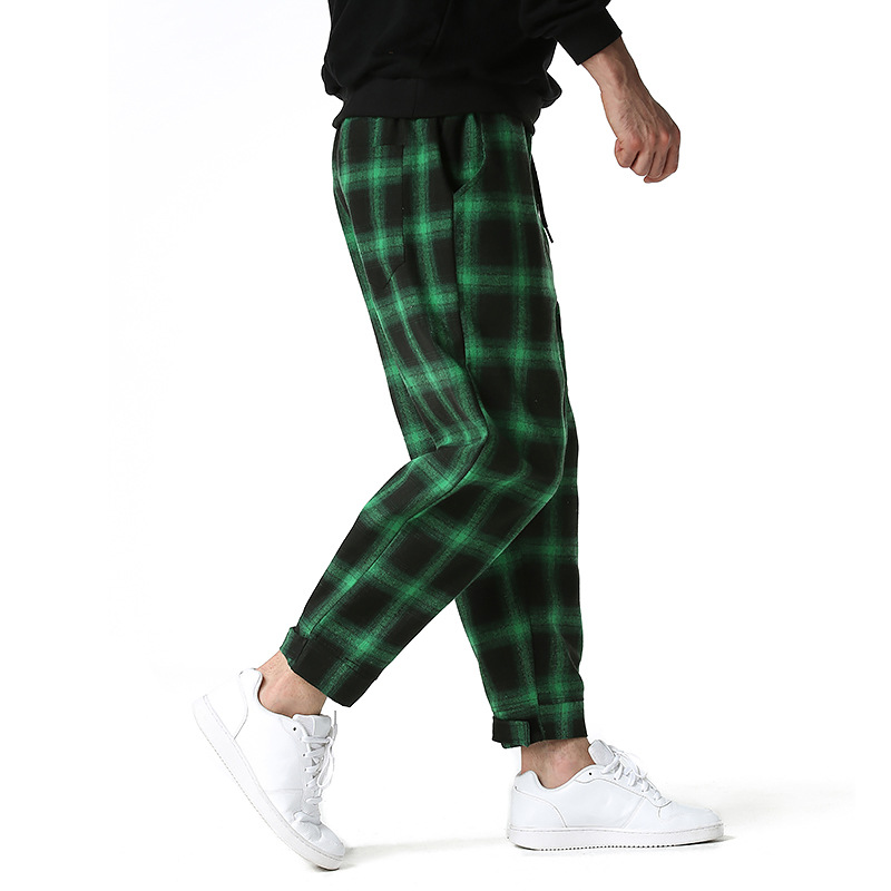 Pantalon tartan vert et noir homme en tissu doux, vu de profil avec coupe droite et bas resserré