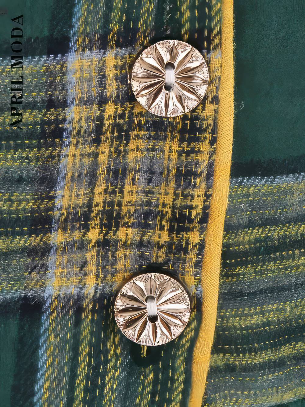Détail de la ceinture boucle argentée sur robe écossaise à carreaux vert et jaune avec motif tartan