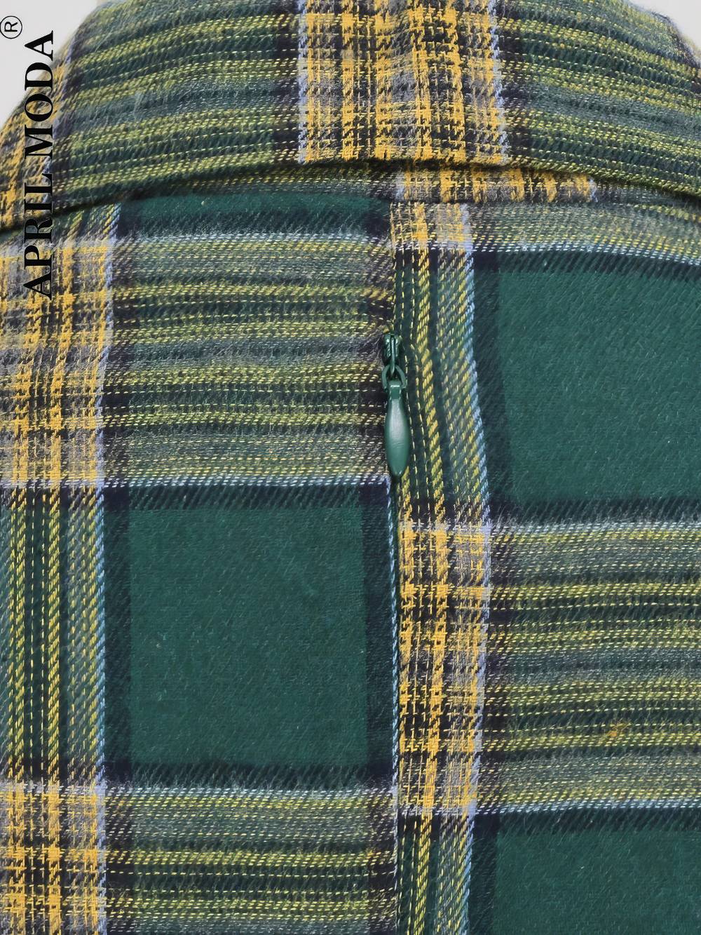 Détail de la ceinture avec boucle et motif écossais à carreaux verts et jaunes sur robe en tissu tartan