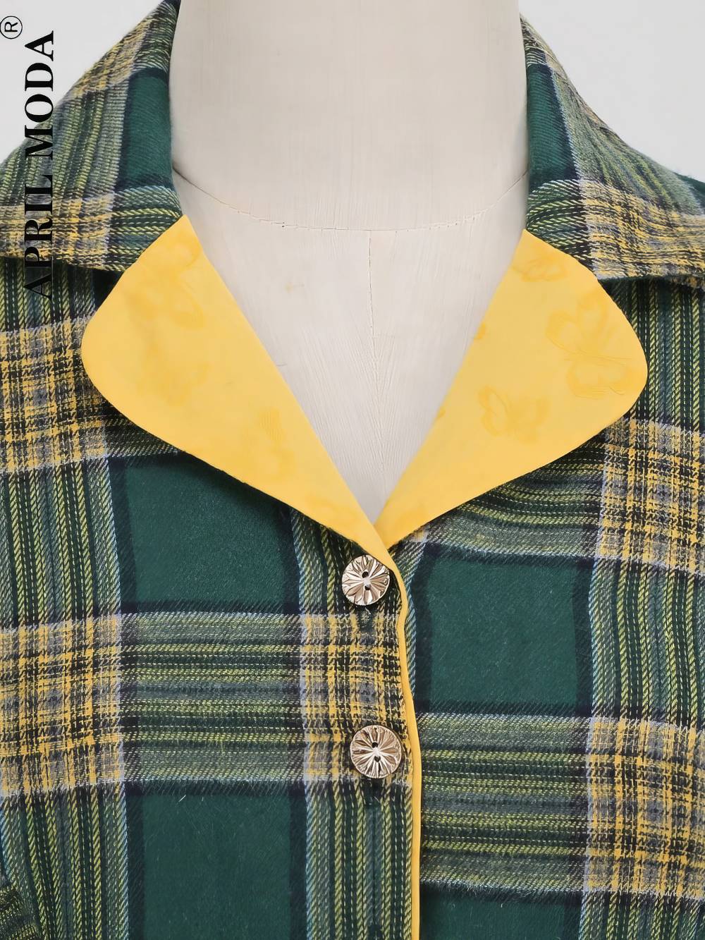 Détail col jaune et boutons décoratifs sur robe écossaise à carreaux vert et jaune avec ceinture boucle