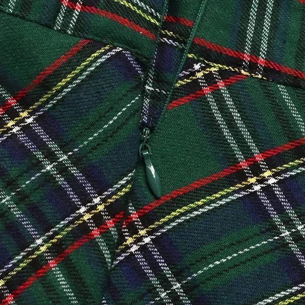 Détail de la fermeture éclair sur la jupe longue écossaise évasée en tissu tartan vert et bleu avec motif traditionnel