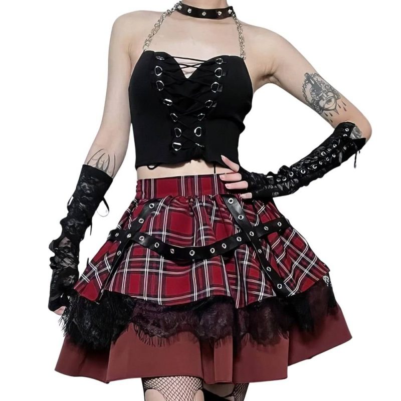 Jupe écossaise gothique rouge et noir avec motif tartan, dentelle noire en bas et sangles à œillets métalliques