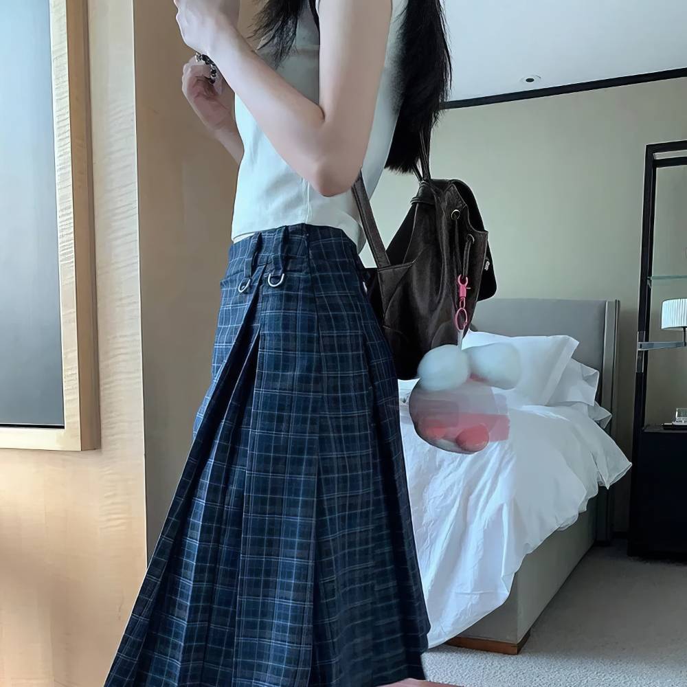 Jupe écossaise longue en tartan bleu et noir vue de profil avec plis marqués et boucle métallique