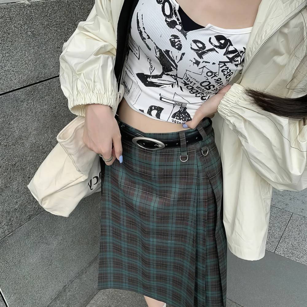 Jupe écossaise longue tartan vert et noir portée taille haute avec ceinture noire et boucle métallique, style casual chic