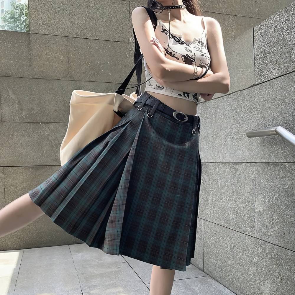 Jupe écossaise longue tartan vert et noir plissée vue de côté avec boucle métallique