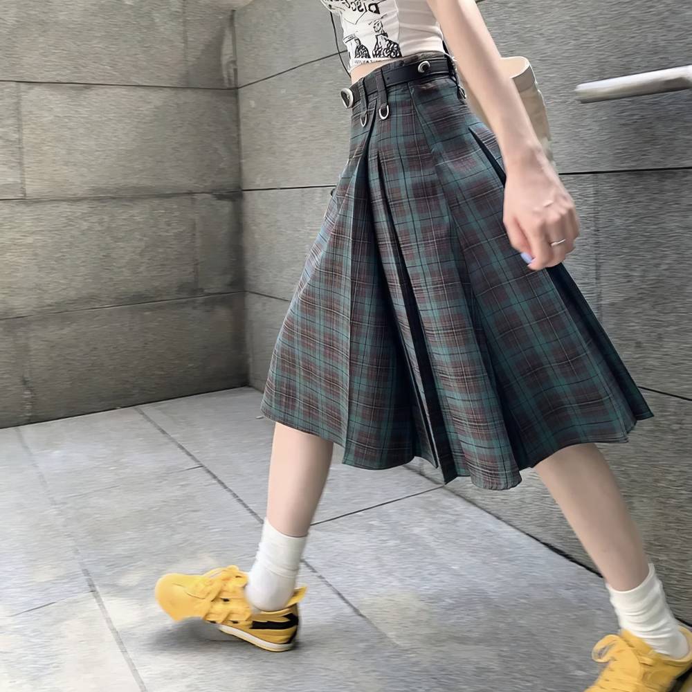 Jupe écossaise longue en tartan vert et noir vue de côté montrant les plis et la coupe ample