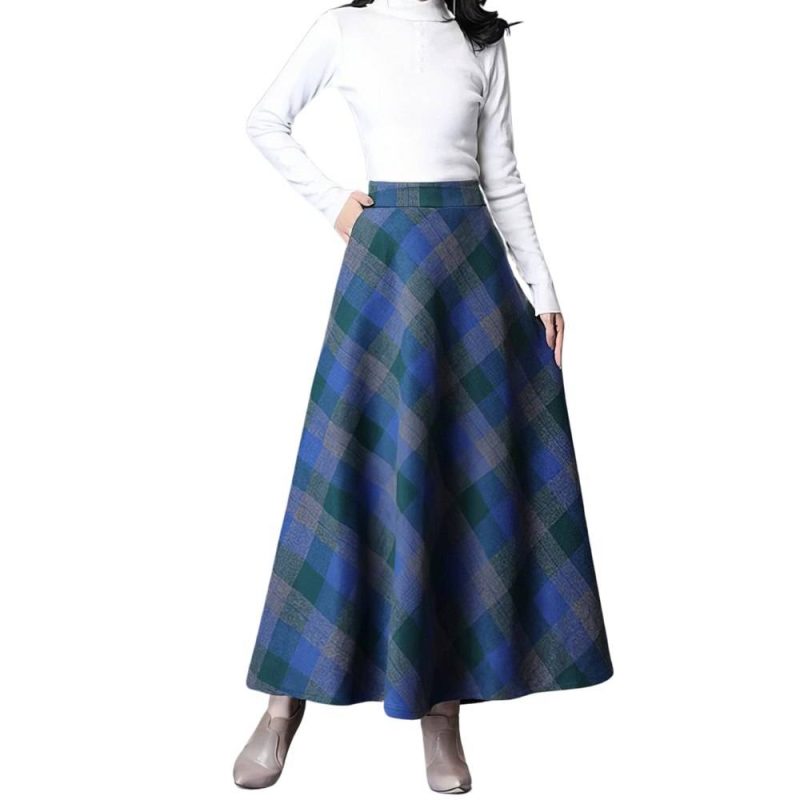 Jupe longue évasée écossaise bleu et vert à carreaux tartan portée avec un pull blanc
