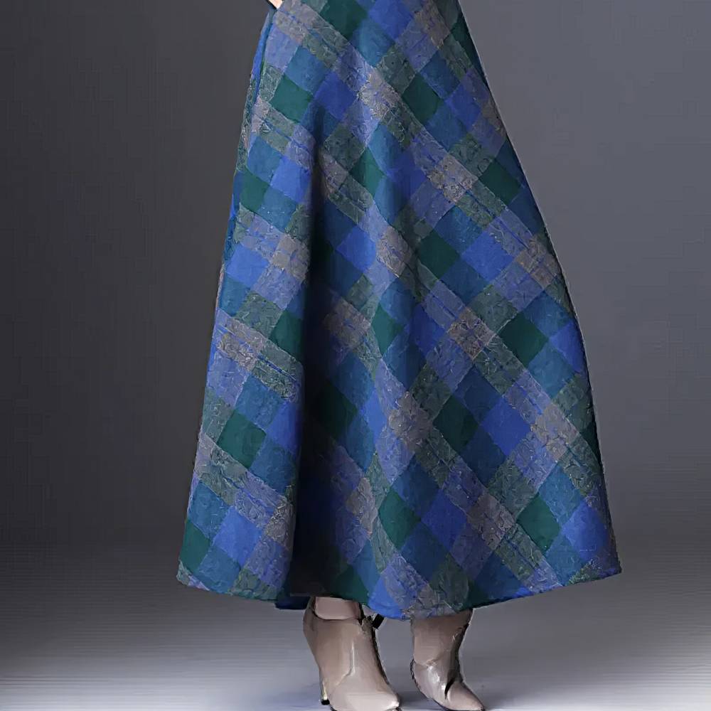 Jupe longue évasée en tissu écossais bleu et vert avec motif tartan, vue de côté sur mannequin
