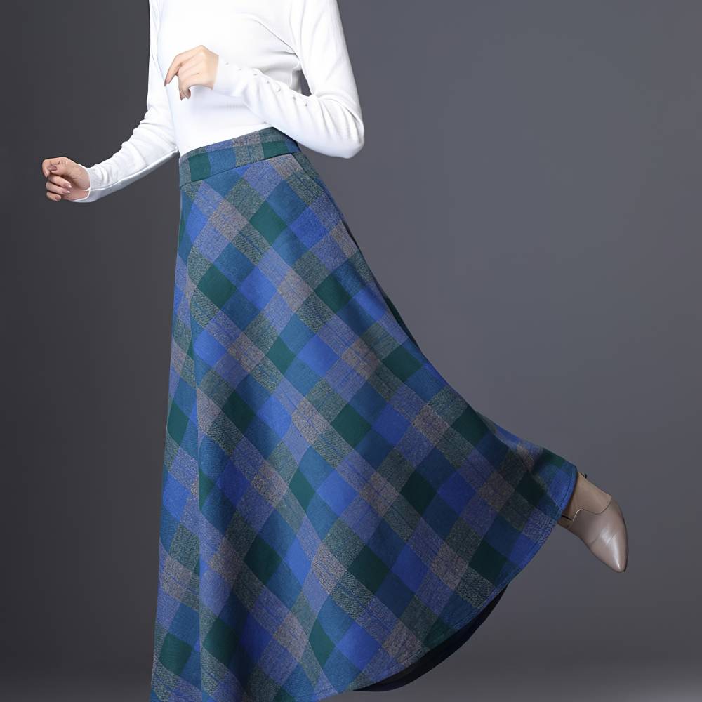 Jupe longue évasée écossaise en tartan bleu et vert portée de profil avec mouvement