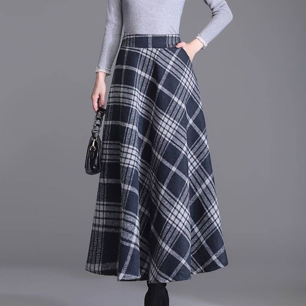 Jupe longue écossaise à carreaux gris et noir en tissu tartan, vue de face avec détail de la coupe évasée et taille haute