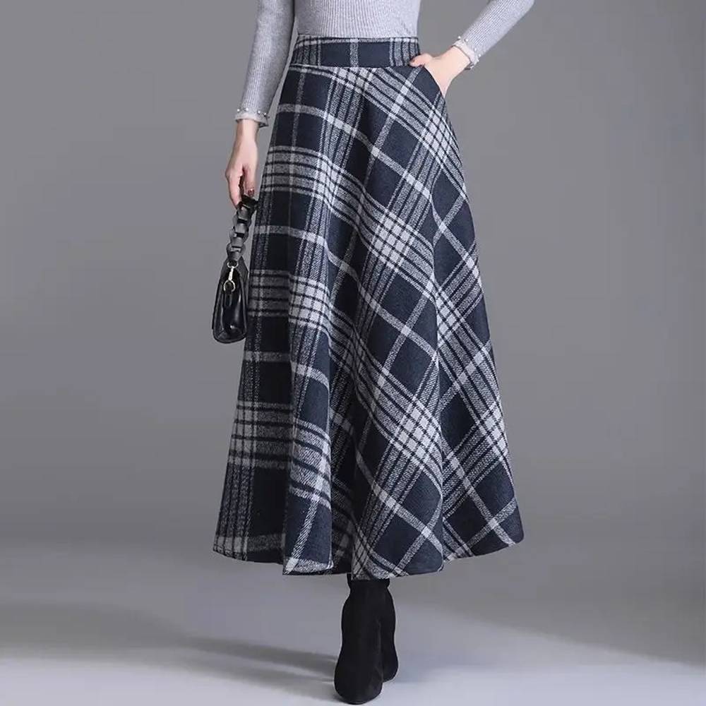 Jupe longue écossaise à carreaux gris et noir portée, vue de face en pied avec pli large et motif tartan classique