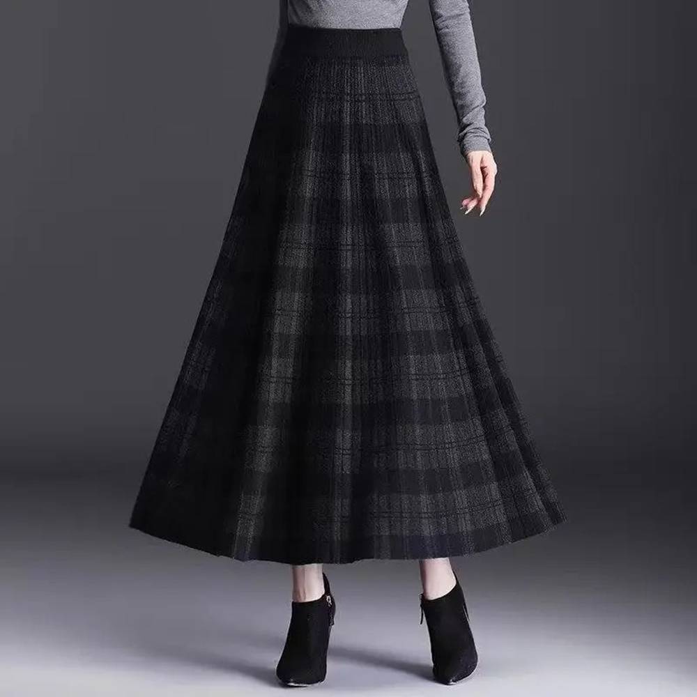 Jupe longue écossaise à carreaux noirs en tissu tartan, vue de face sur mannequin avec détails plissés et coupe évasée
