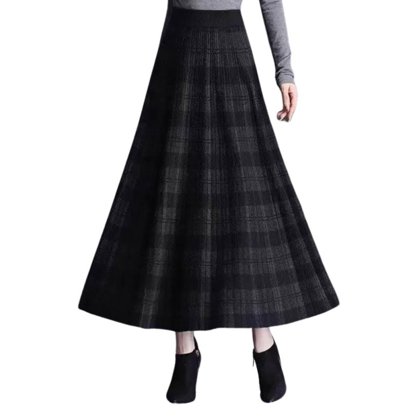 Jupe longue écossaise à carreaux noirs en tissu tartan avec coupe évasée portée avec un haut gris et bottines noires