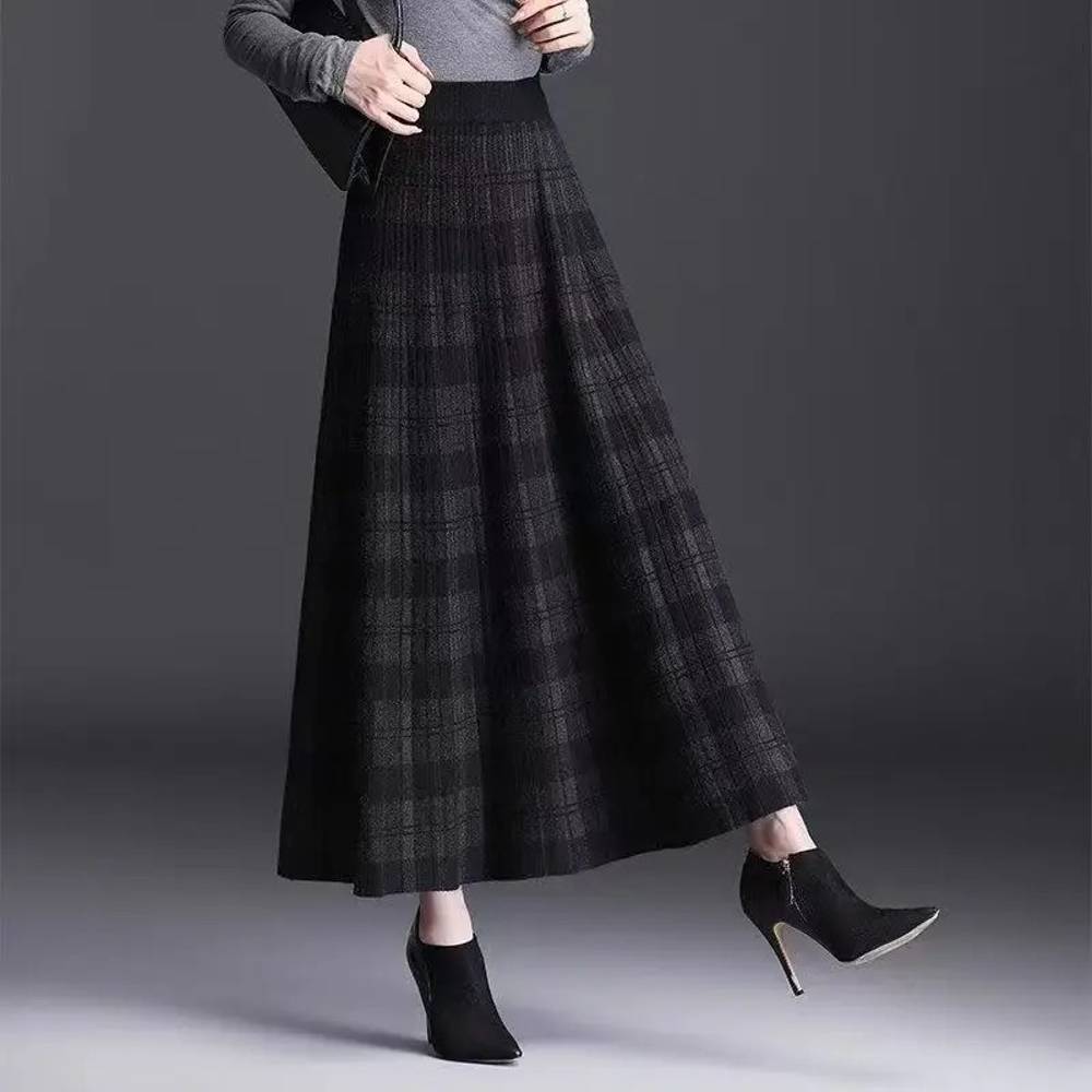 Jupe longue écossaise à carreaux noirs en tissu tartan, vue de face avec légère ouverture sur le côté