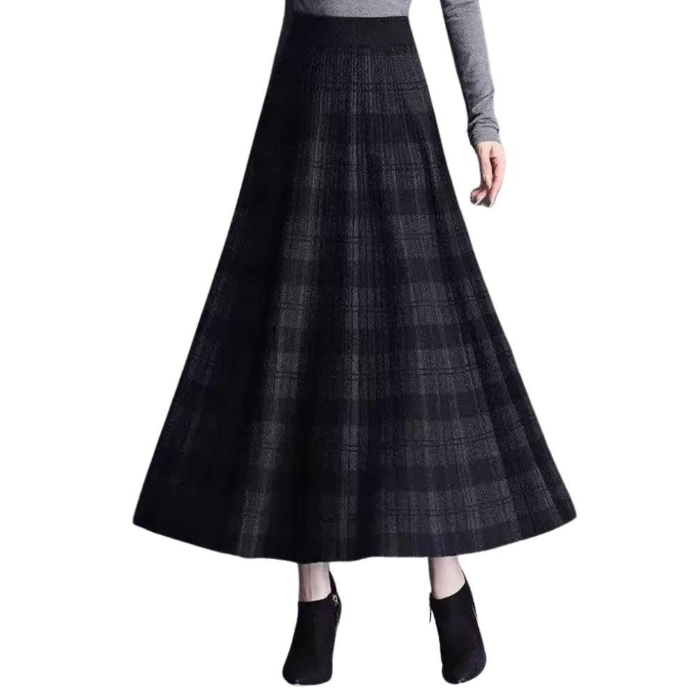 Jupe longue écossaise à carreaux noirs en tissu tartan avec coupe évasée portée avec un haut gris et bottines noires