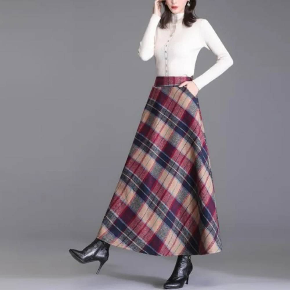 Jupe longue écossaise à carreaux rouge et bleu en tissu tartan, vue de profil avec poches latérales