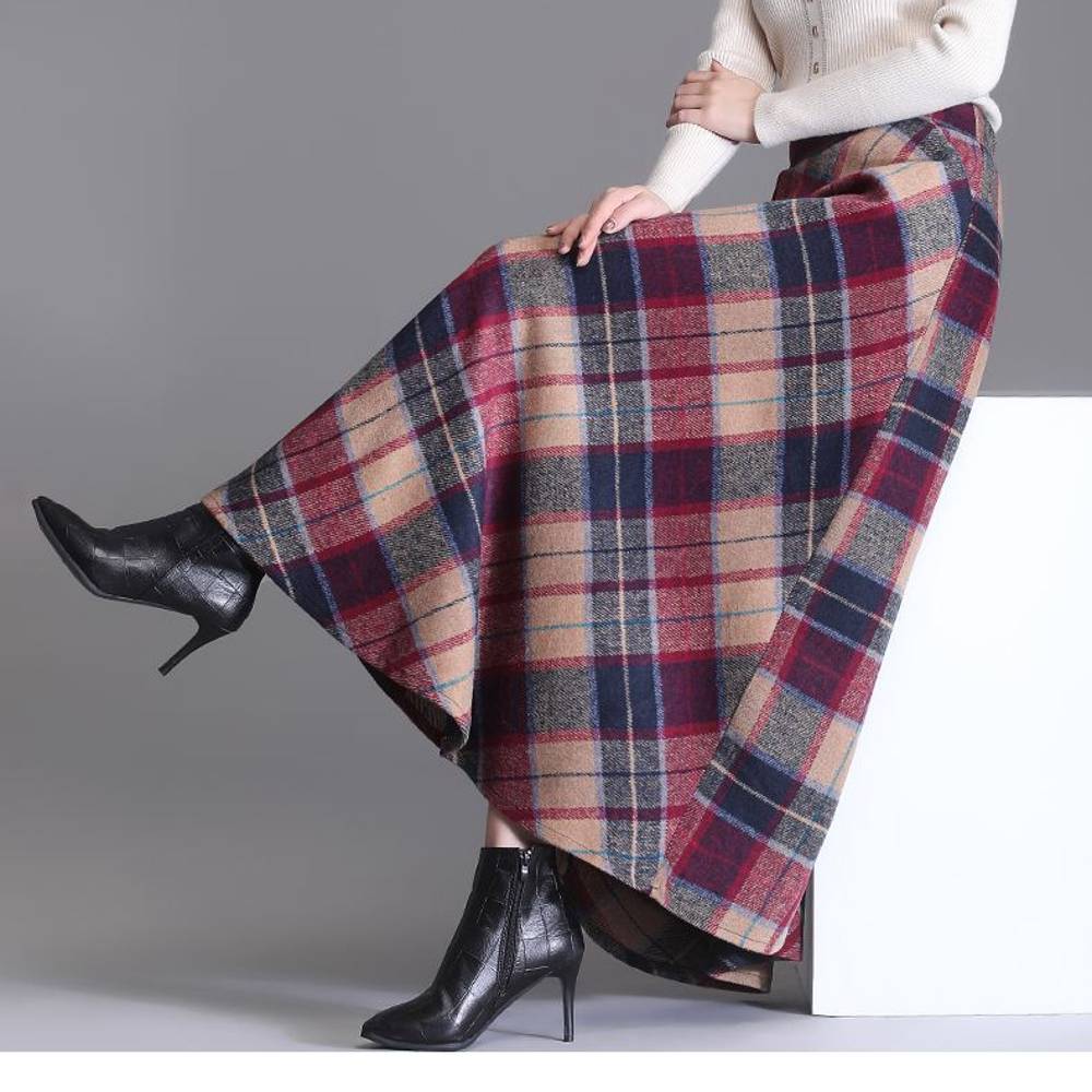 Jupe longue écossaise à carreaux rouge et bleu en tissu tartan portée avec bottines noires à talons