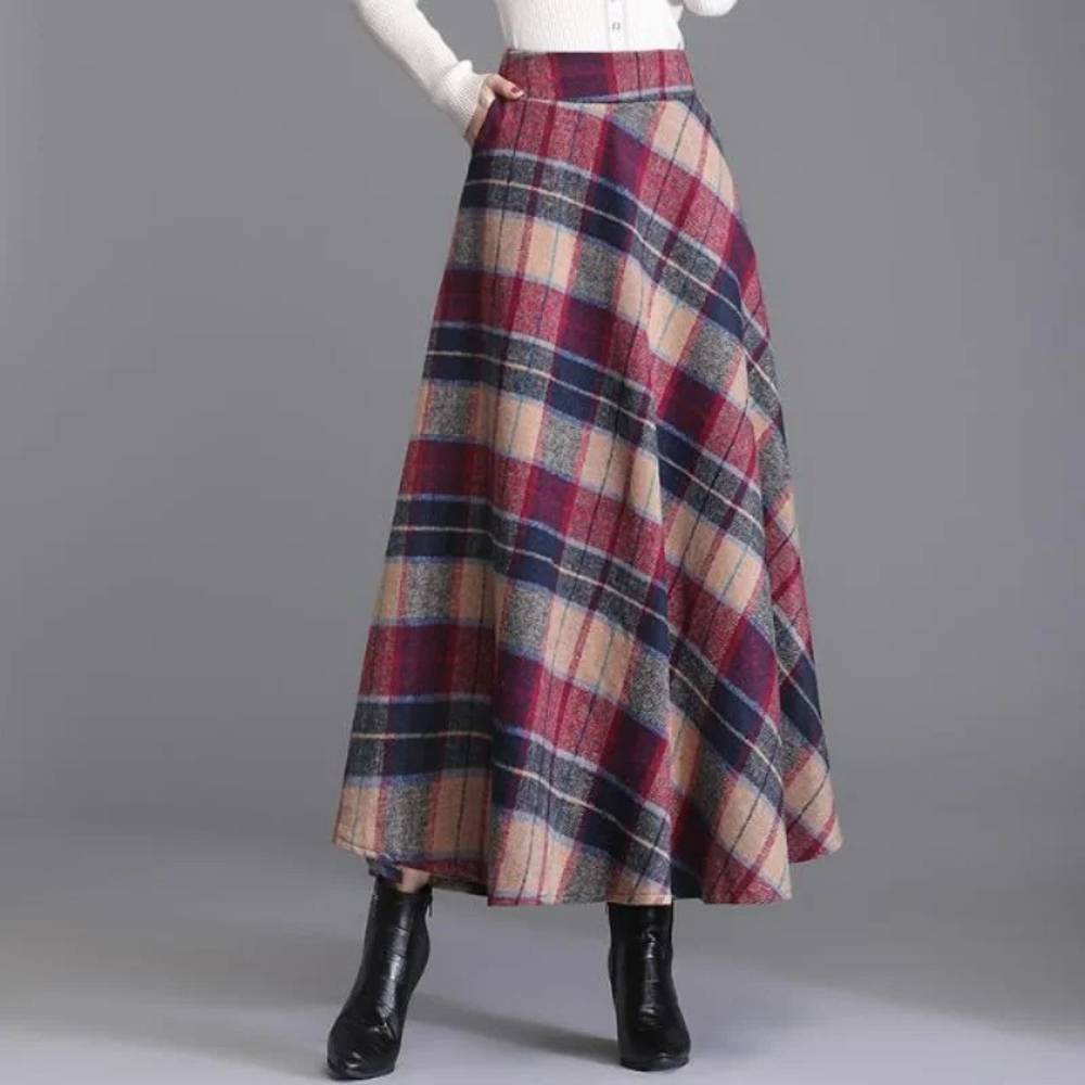 Jupe longue écossaise à carreaux rouge et bleu en tissu tartan, vue de face avec coupe évasée et taille haute
