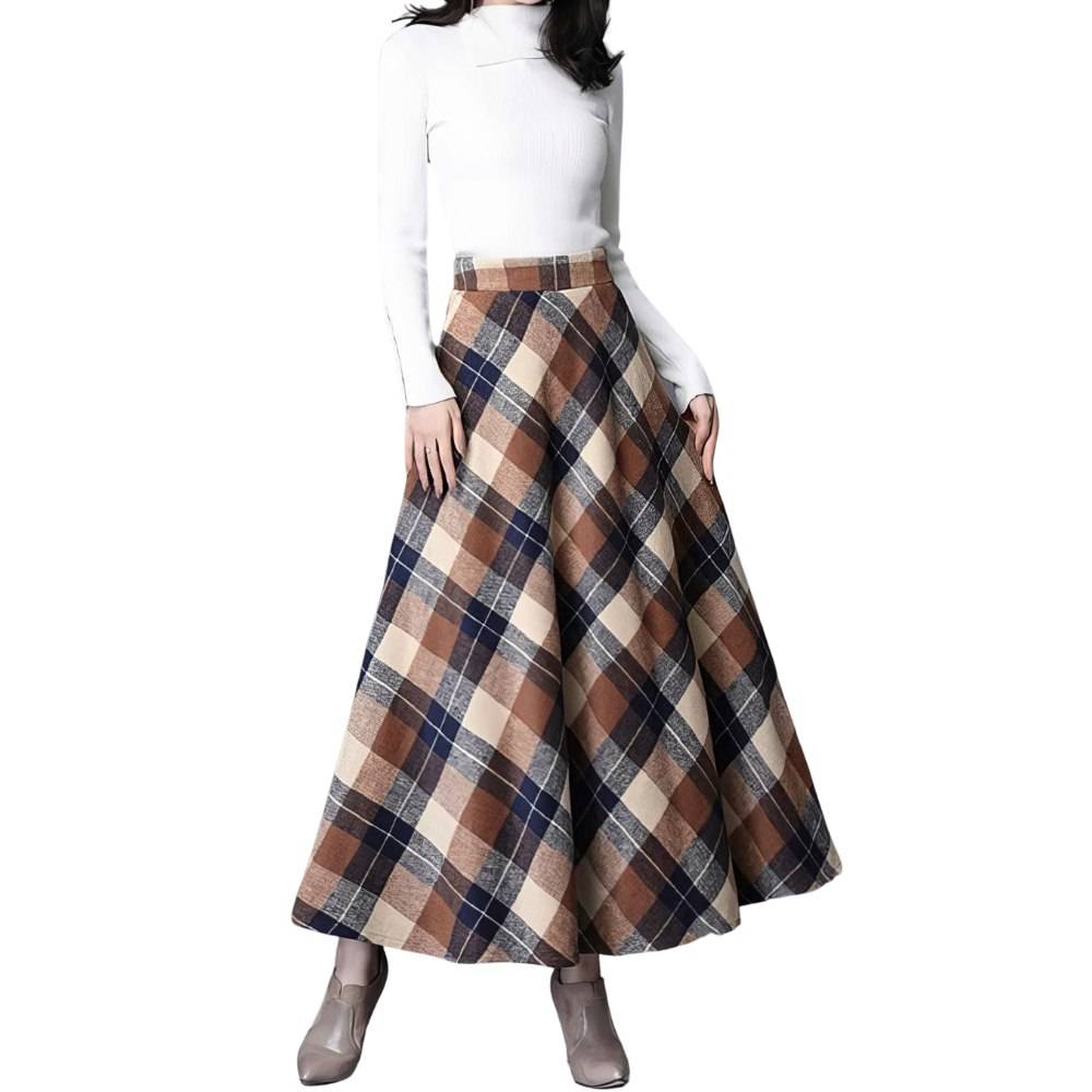 Jupe longue évasée marron et noir à motif écossais tartan portée par une femme en haut blanc