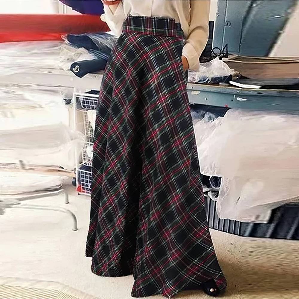 Jupe longue évasée en tissu écossais noir vert et rouge avec motif tartan, vue avant portée