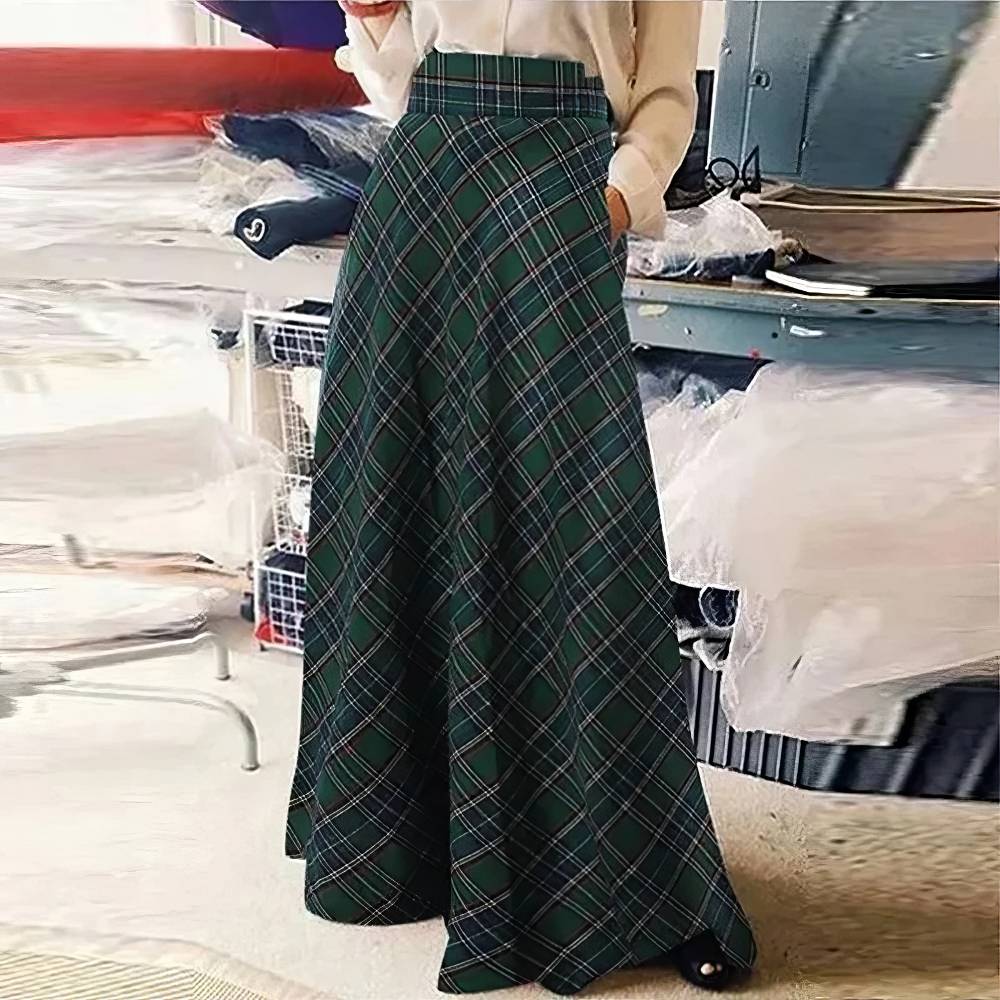 Jupe longue évasée écossaise vert et bleu à carreaux tartan portée avec une chemise blanche