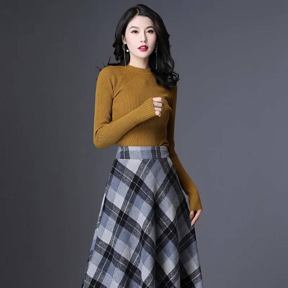 Jupe longue évasée écossaise gris et noir en tissu tartan portée de face avec détail du motif à carreaux