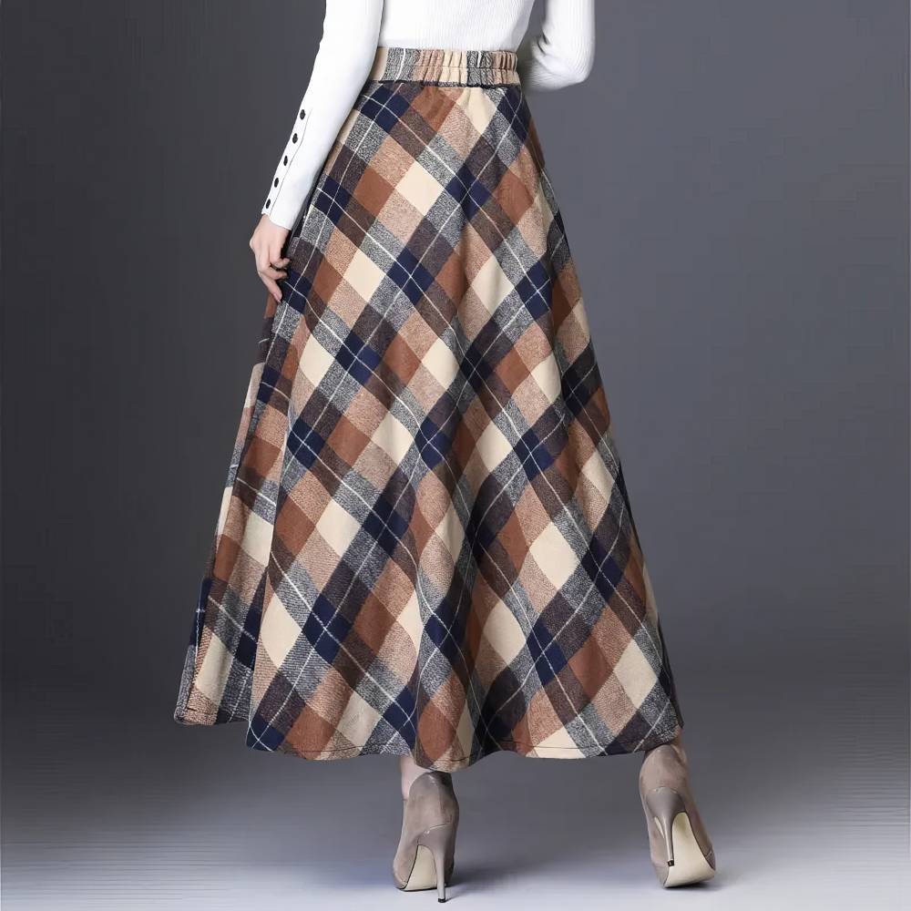 Jupe longue évasée écossaise marron et noir vue de dos avec motif tartan à carreaux larges