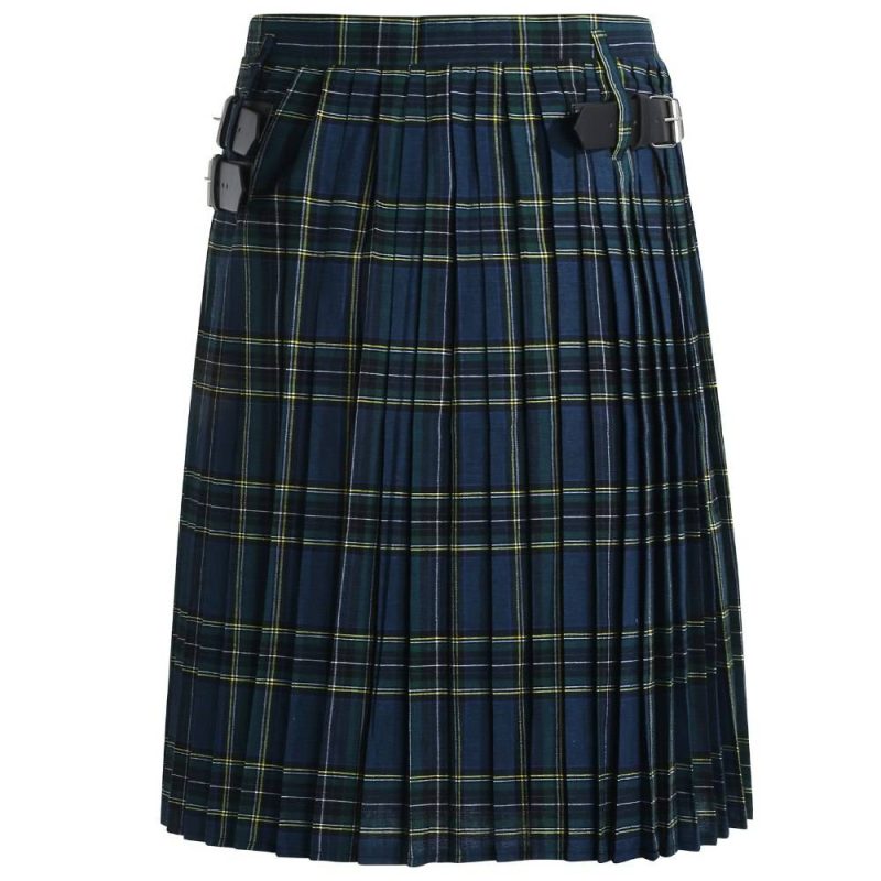 Kilt écossais traditionnel en tartan vert et bleu avec plis marqués et boucles latérales noires