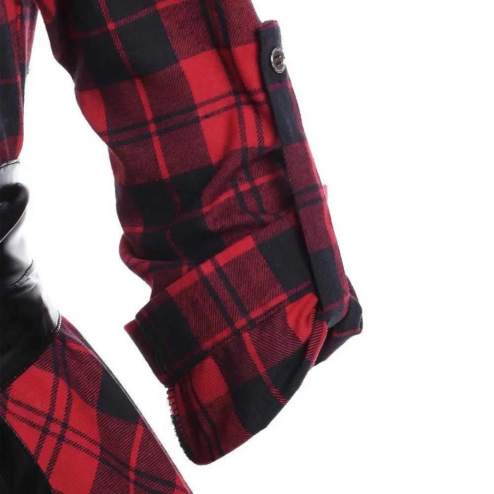 Détail de la manche longue rouge et noir en tartan de la robe avec patte de boutonnage et bouton noir