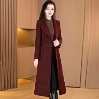 Manteau long écossais à carreaux rouge et noir avec col à revers porté de face en intérieur
