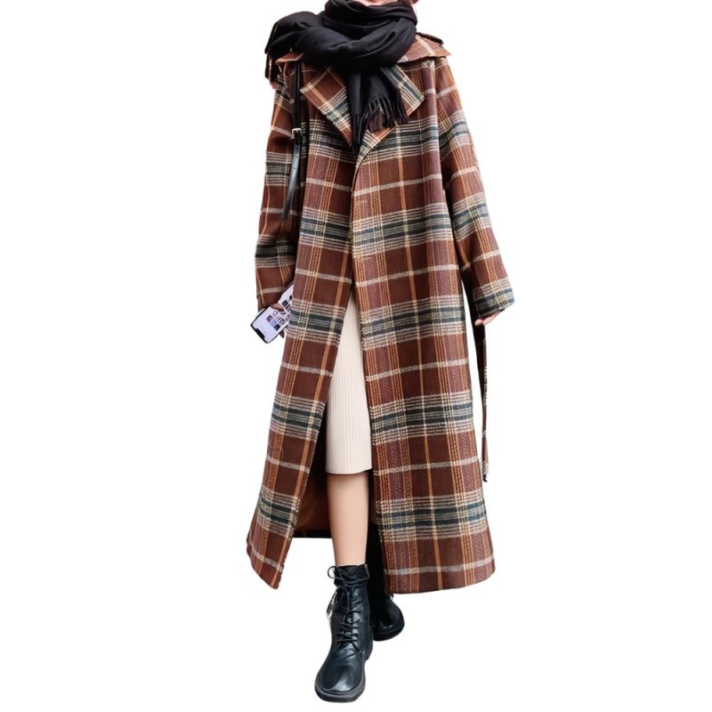Manteau long écossais à carreaux marron et beige avec ceinture, style vintage chic, porté avec bottines noires