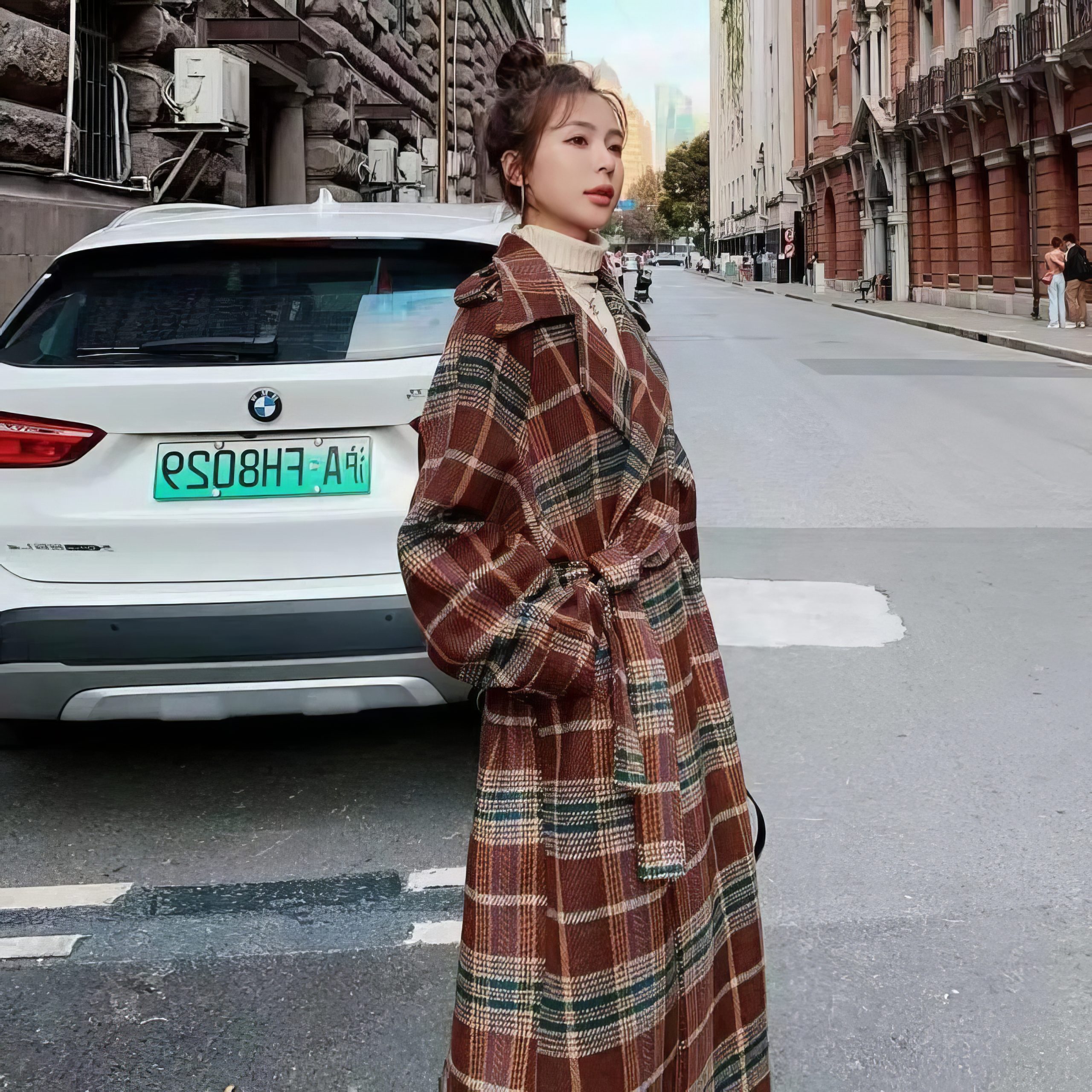 Manteau long écossais à carreaux marron et beige avec ceinture porté en extérieur vue de côté