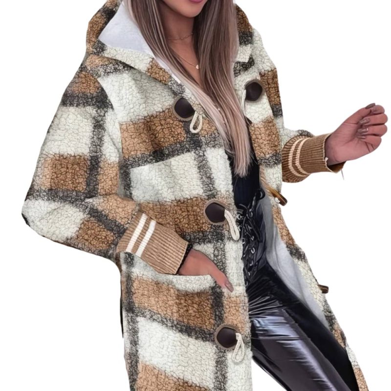 Manteau long écossais à carreaux marron et blanc avec boutons, en tissu texturé douillet, manches côtelées beige avec rayures blanches, coupe droite avec poches latérales