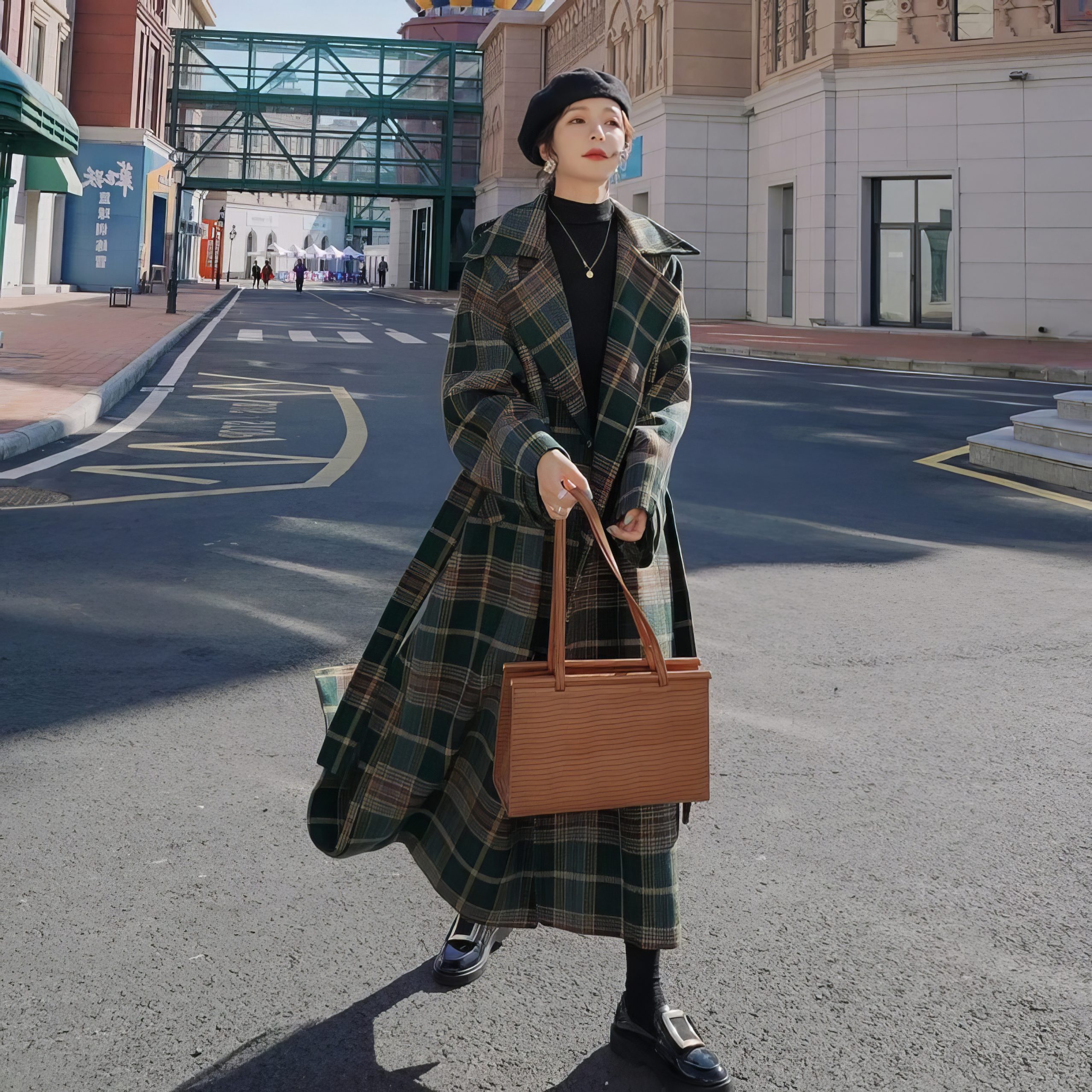 Manteau long écossais à carreaux vert et beige avec ceinture porté en extérieur, vue de face en mouvement