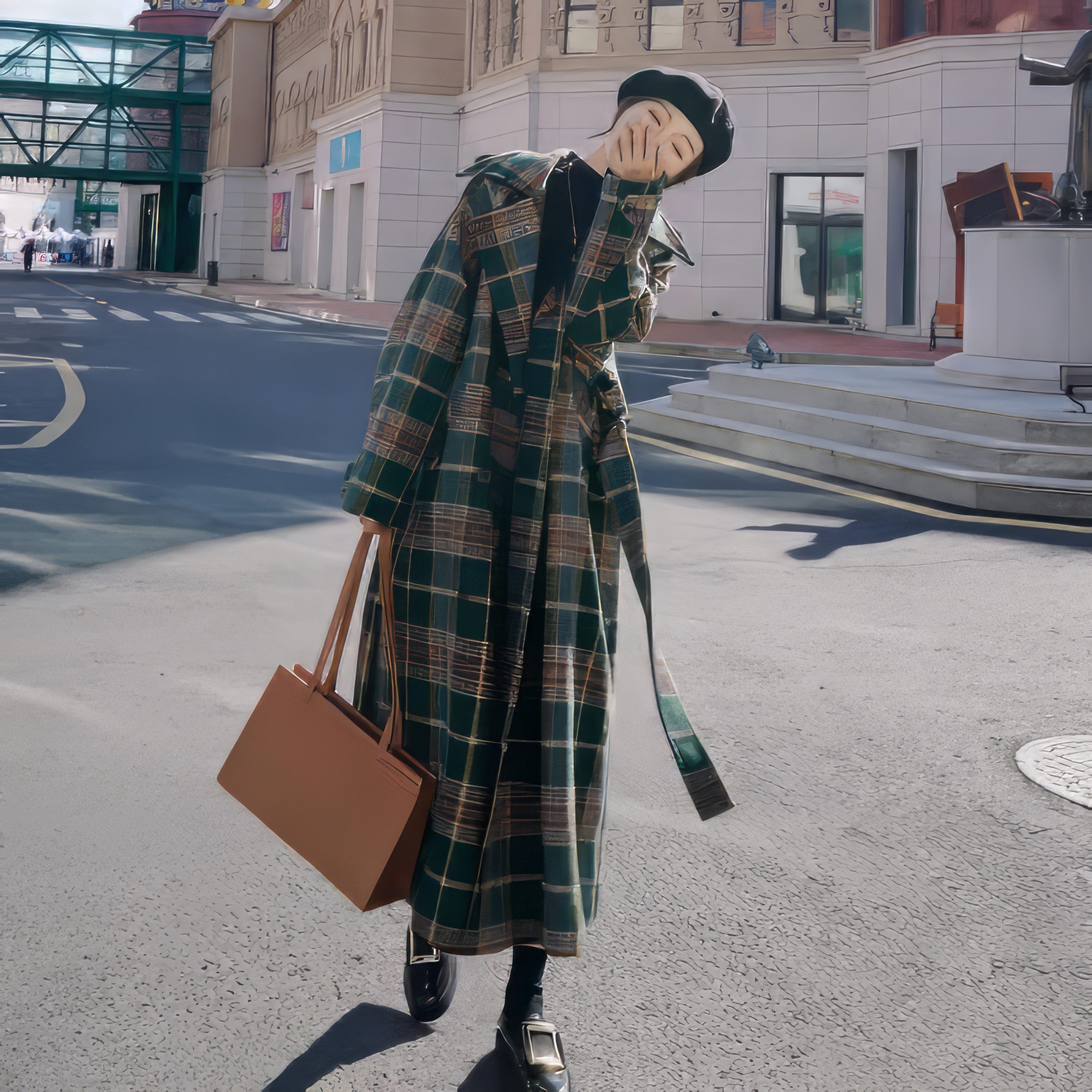 Manteau long écossais à carreaux vert et beige avec ceinture nouée, porté en extérieur, style urbain chic