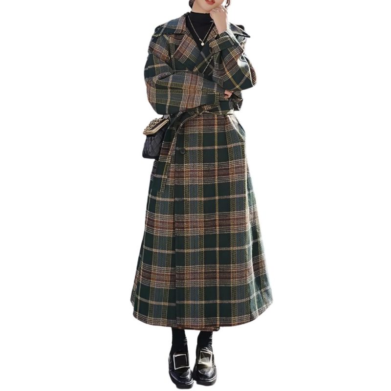 Manteau long écossais à carreaux vert et beige avec ceinture, coupe droite, porté par une femme