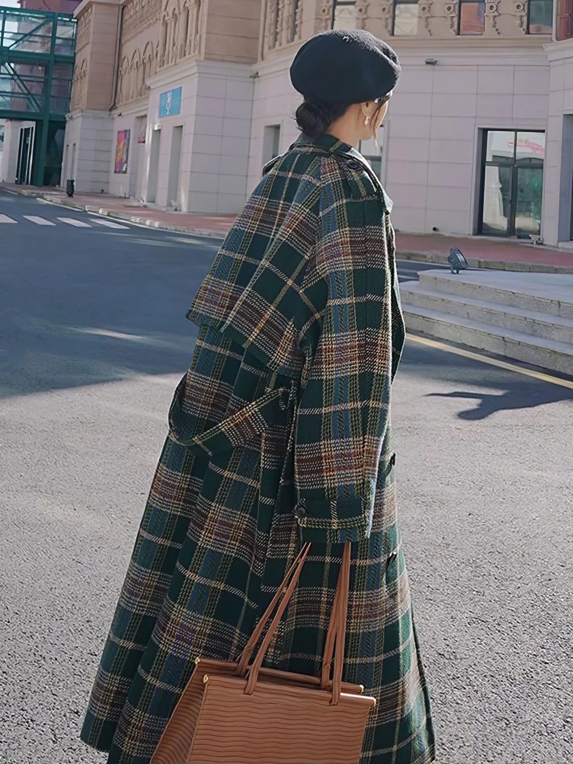 Manteau long écossais à carreaux vert et beige avec ceinture, porté de dos, style urbain et chic