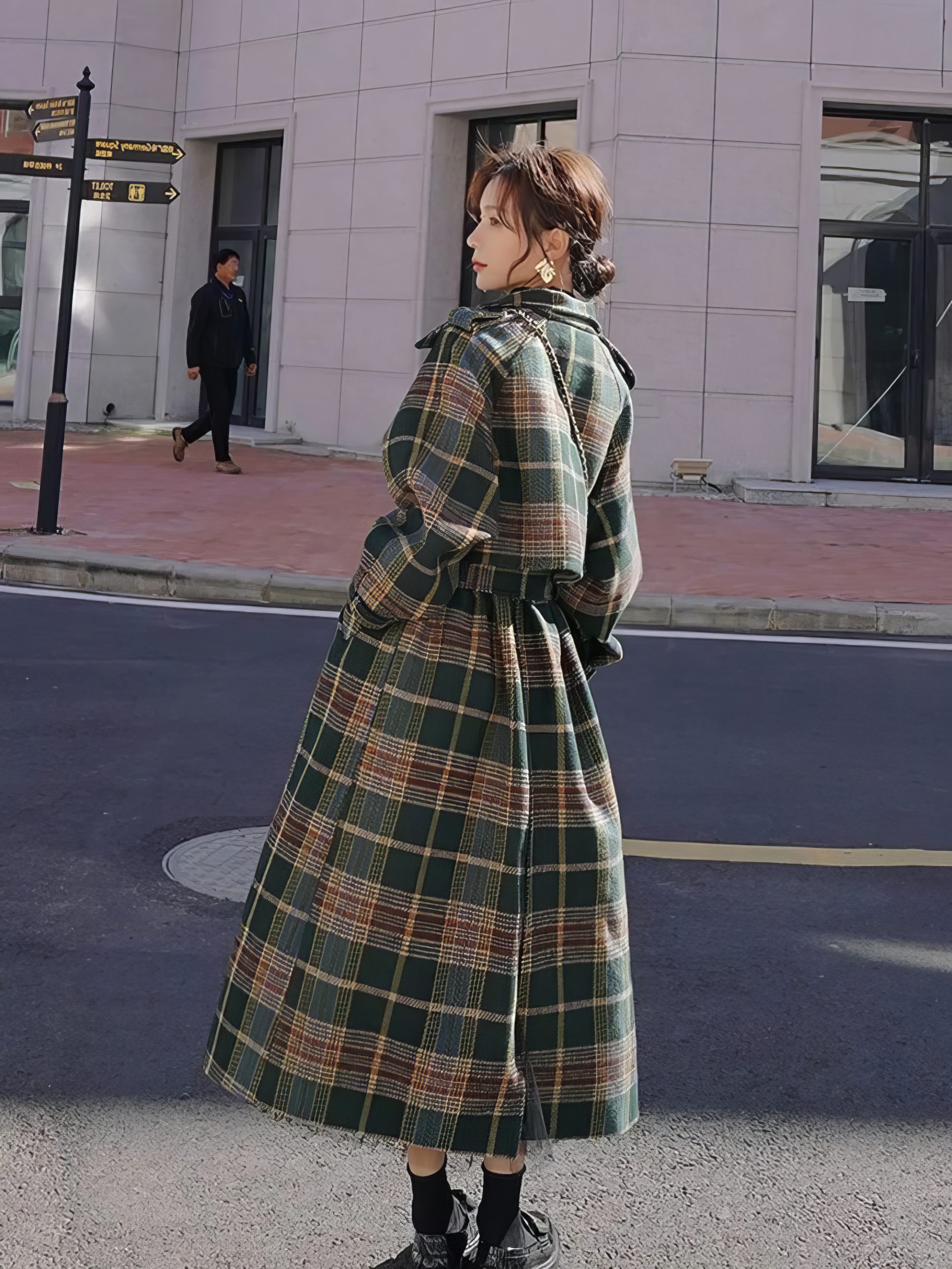 Manteau long écossais à carreaux vert et beige avec ceinture, vue de dos en extérieur