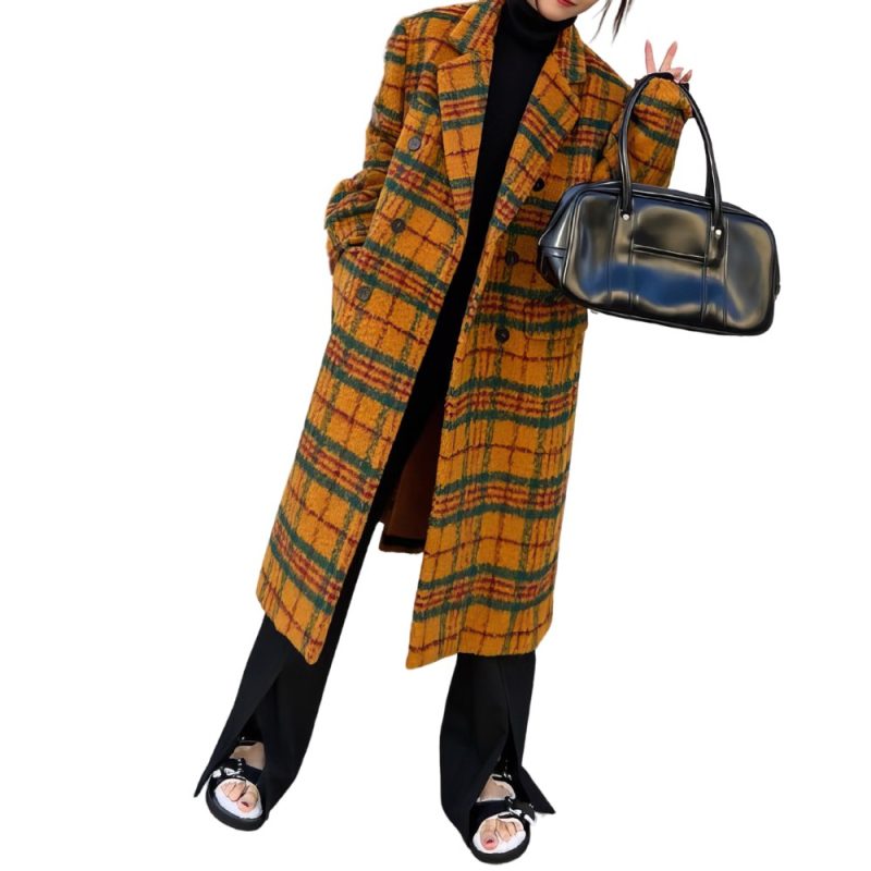 Manteau long vintage à motif écossais tartan jaune et vert porté avec un col tailleur et deux poches latérales