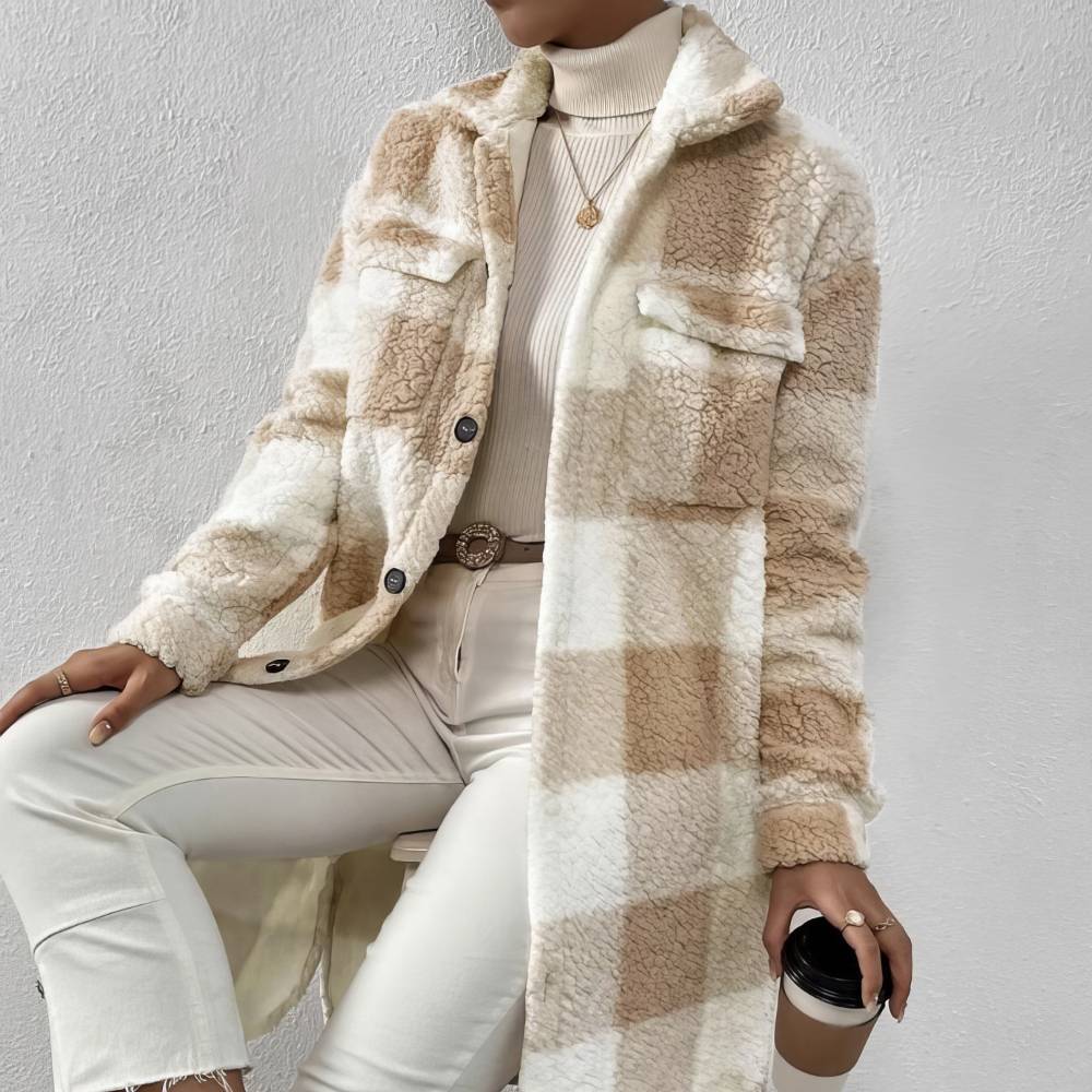 Manteau tartan femme épais à carreaux beige et blanc en matière peluche avec poches plaquées et boutons visibles