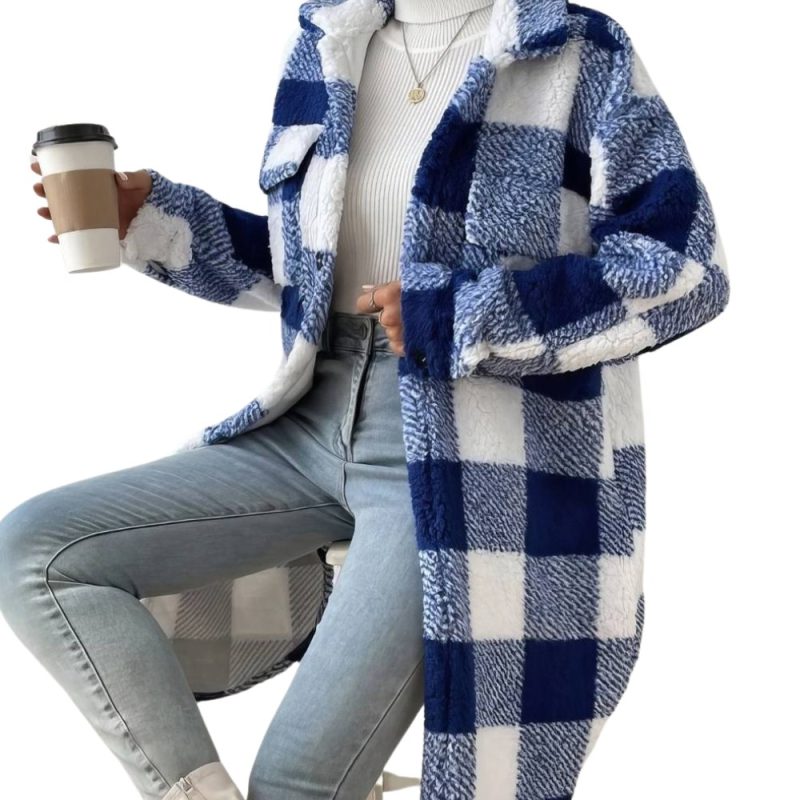 Manteau tartan femme épais à carreaux bleu et blanc en matière pelucheuse, porté ouvert avec col chemise et poches plaquées