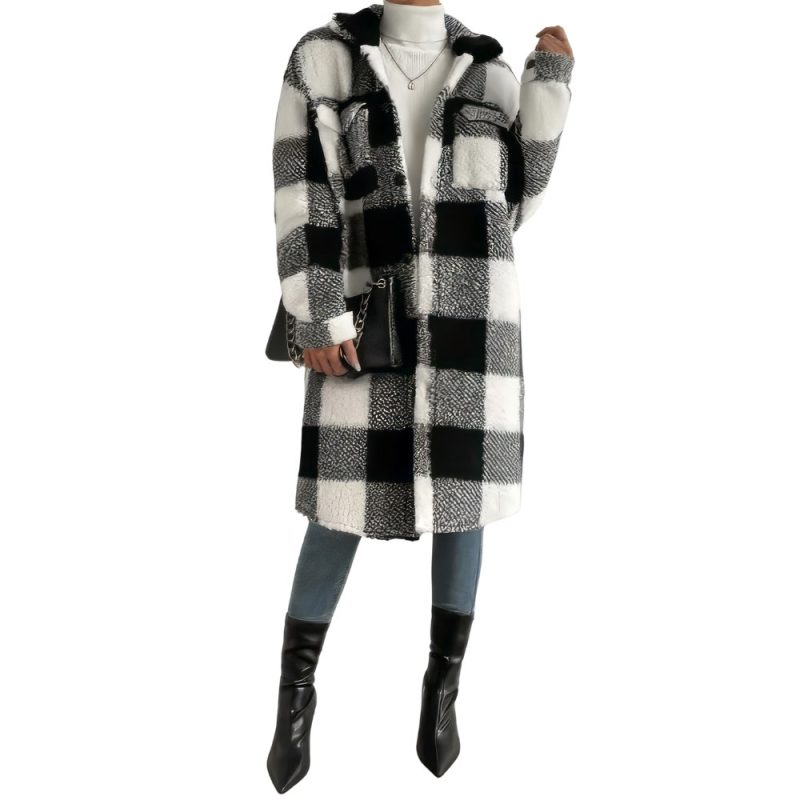 Manteau tartan femme épais à carreaux noir et blanc avec capuche, coupe longue droite, porté avec jean et bottines noires