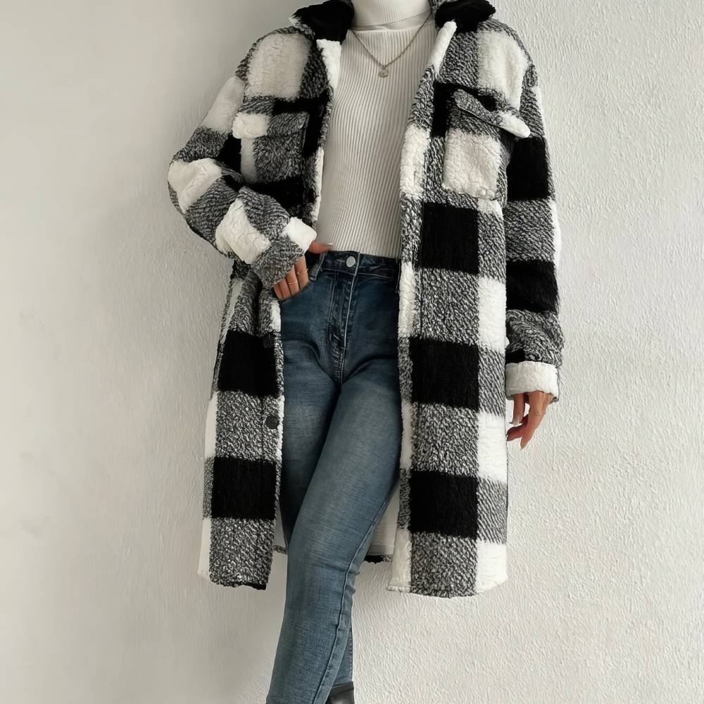 Manteau tartan femme épais à carreaux noir et blanc en tissu texturé avec col et manches longues, porté ouvert sur un jean bleu