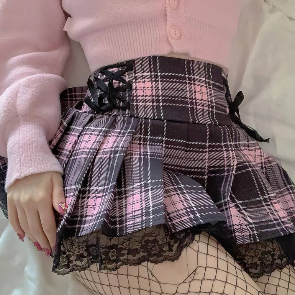 Mini jupe écossaise noir et rose avec dentelle noire et lacets sur les côtés portée avec collants résille