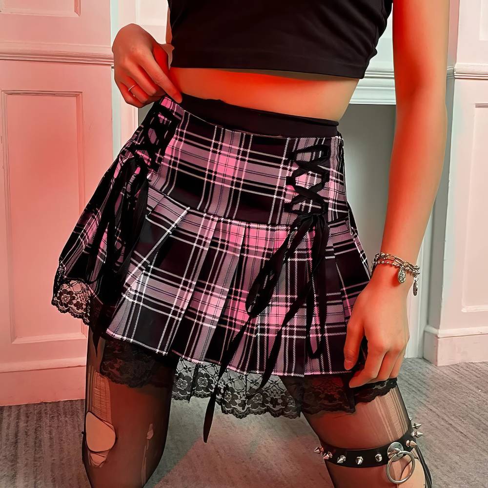 Mini jupe écossaise noire et rose à motif tartan avec dentelle noire en bas et lacets décoratifs sur les côtés