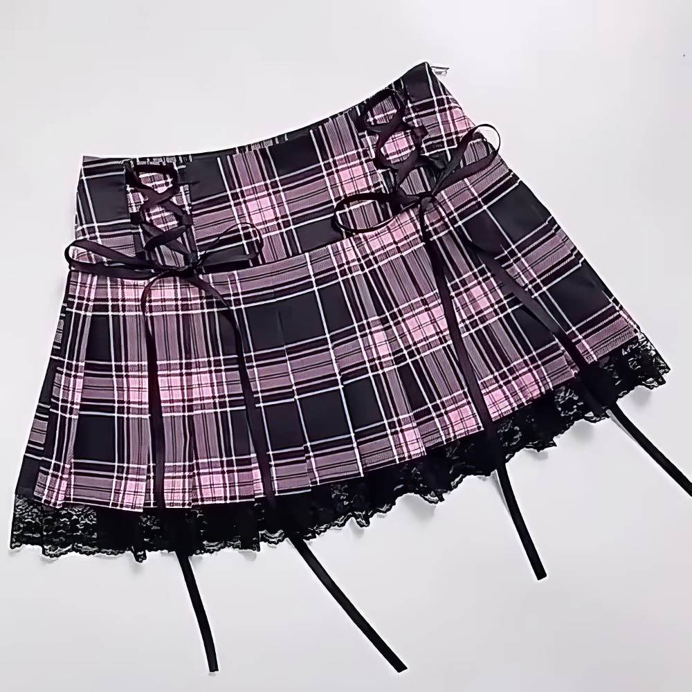 Mini jupe écossaise noir et rose à carreaux avec dentelle noire en bas et détails de sangles
