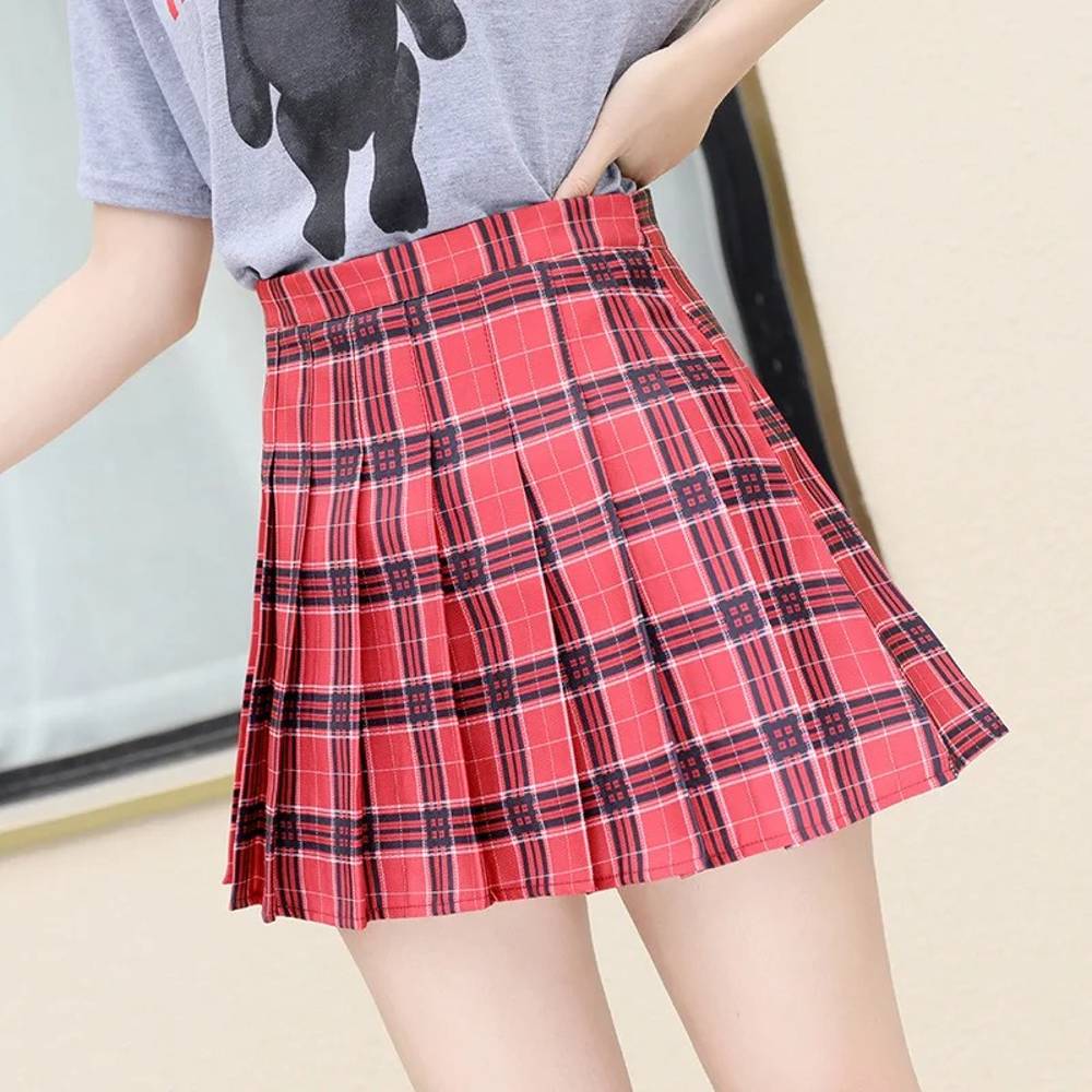 Mini jupe écossaise plissée rouge clair et noir avec motif tartan, vue de côté sur mannequin