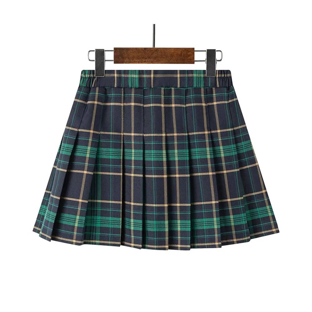 Mini jupe écossaise plissée en tartan vert et bleu suspendue sur un cintre en bois