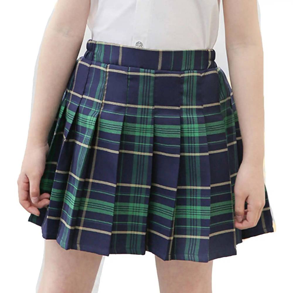 Mini jupe écossaise plissée en tartan vert et bleu portée, motif classique à carreaux